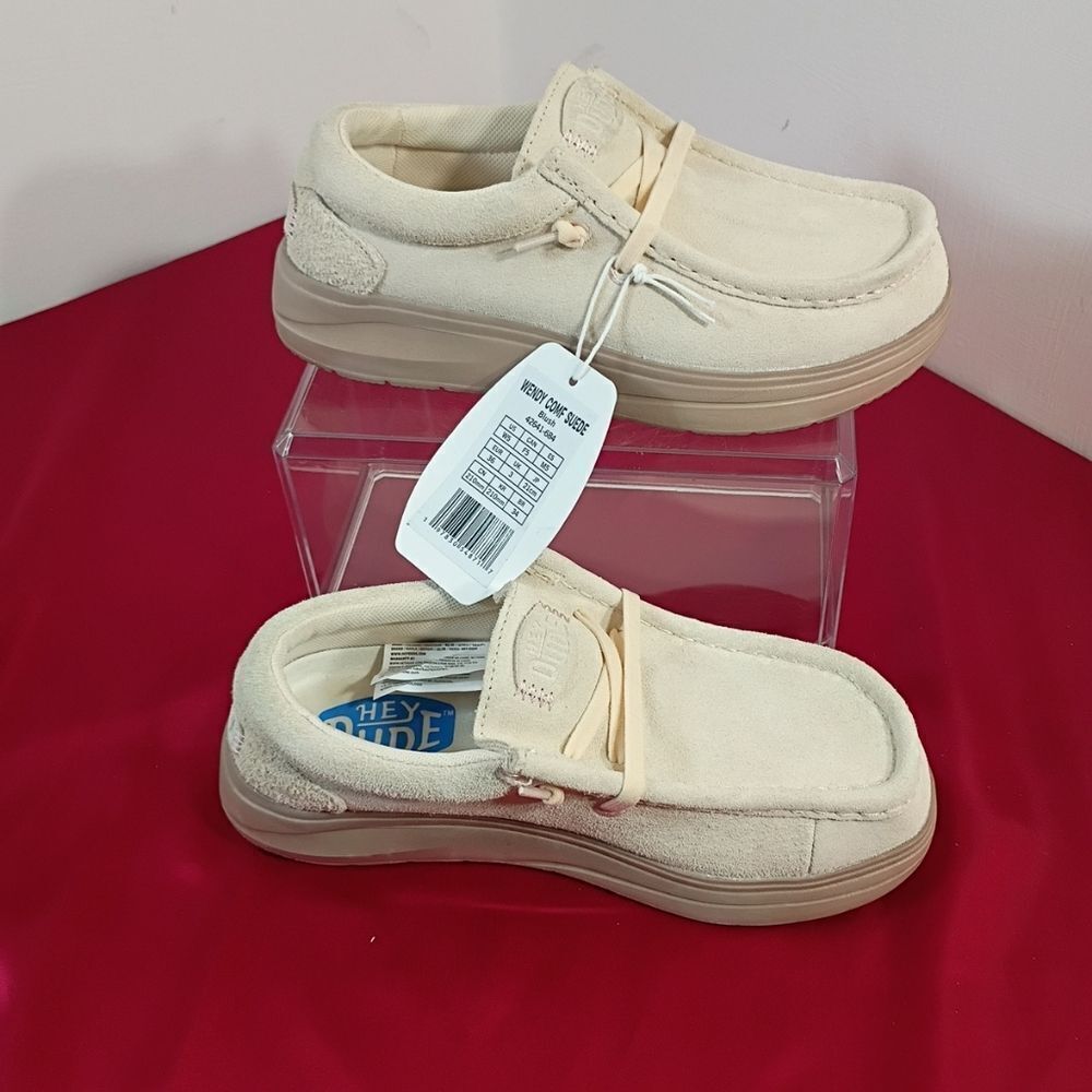 Hey Dude Wendy Comf Suede Women’s Size 5 Blush New With Small Mark On R Shoe - Picture 4 of 10